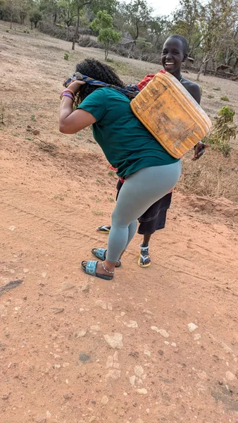 Vrouw bij watervoorziening in Tanzania voor Project Water