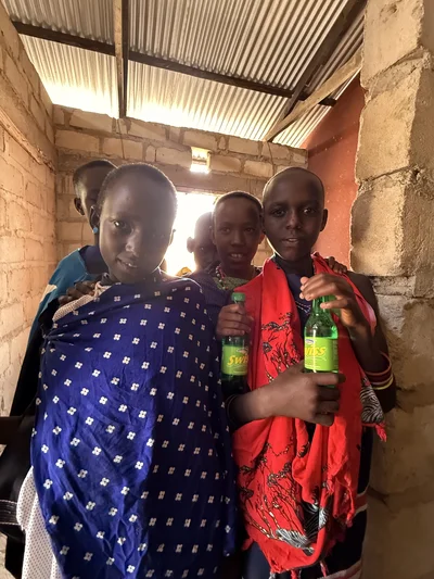 Maasai families delen een kerstmaaltijd