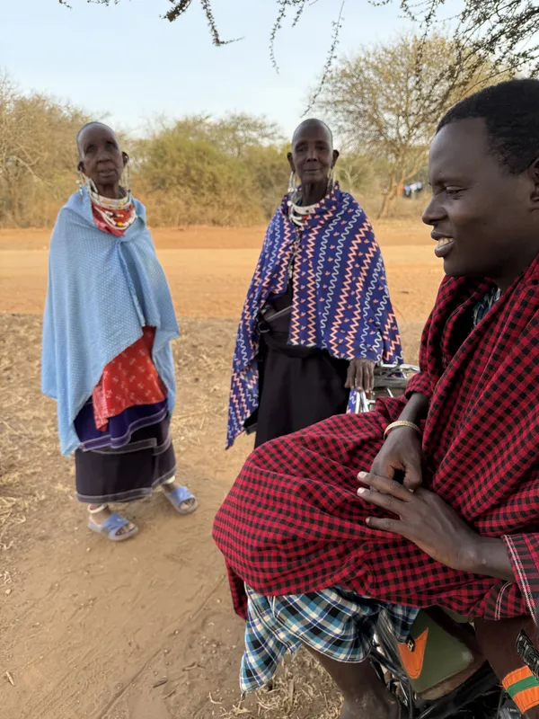 Maasai vrouwen werken samen aan een gemeenschapsproject