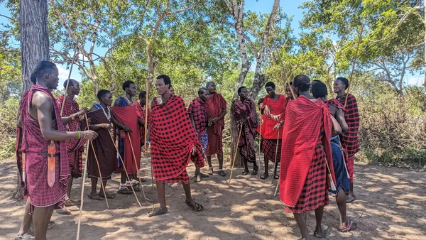 Groep Maasai mannen in een kring