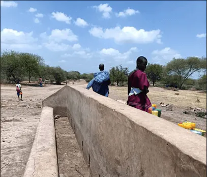 Dagelijks leven in Maasai dorp met traditionele hutten