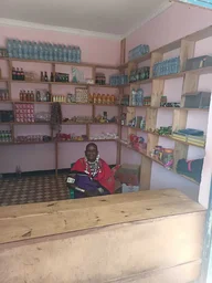 Voorraad levensmiddelen uitgestald in Neema's winkel