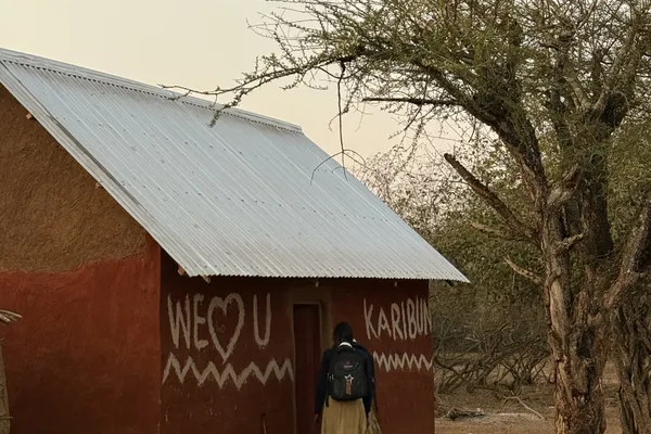 Kinderen spelen onder een boom in een Maasai dorp