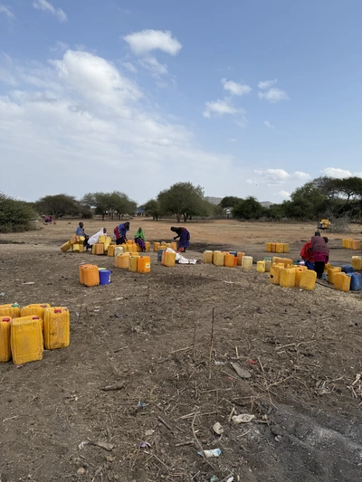 Water halen: een vrouwenzaak — en waarom dat ertoe doet bij de Maasai
