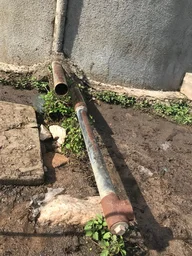 Vrouw bij watervoorziening in Tanzania