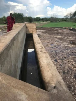 Masaai man bij waterbron